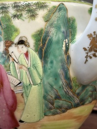 Twee fijne Chinese Canton famille rose theepotten, 19e eeuw