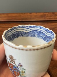 Een Chinese famille rose kop en schotel met wapendecor, Qianlong