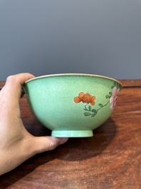 Een Chinese famille rose kom met sgraffito groene fondkleur, Qianlong merk en periode
