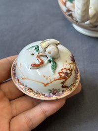 Ensemble des quatre tasses, soucoupes et une verseuse en porcelaine de Chine famille rose &agrave; d&eacute;cor de deux chevaux, Qianlong
