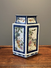 Een zeldzame Chinese ruitvormige Canton famille rose 'visser, houthakker, boer en geleerde 漁樵耕讀圖' vaas, Qianlong