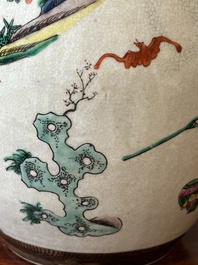 Une paire de pots et un plat en porcelaine de Chine famille rose de Nankin, marque de Chenghua, 19&egrave;me