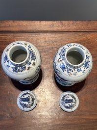 Paire de vases couverts en porcelaine de Chine en bleu, blanc et rouge de cuivre, marque de Kangxi, 19&egrave;me