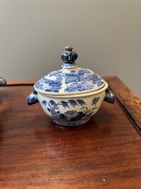 Paire de sauci&egrave;res et terrines couvertes en porcelaine de Chine en bleu et blanc, Qianlong