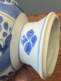 Een paar Chinese blauw-witte rozenwater sprenkelaars voor de islamitische markt, Kangxi
