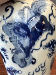 Een paar Chinese blauw-witte dekselvazen en drie potten, 19e eeuw