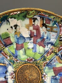 Une paire d'assiettes en porcelaine de Chine en bleu et blanc surd&eacute;cor&eacute; en Canton, une assiette aux gar&ccedil;ons jouant et une assiette ajour&eacute;e, 19&egrave;me