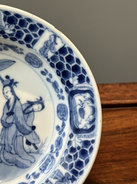 Een Chinees blauw-wit bord met 'Parasoldames' naar Cornelis Pronk, Qianlong