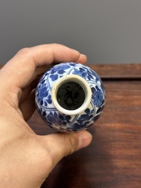 Vijf Chinese blauw-witte vazen, Kangxi