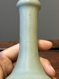 Vase de forme bouteille et deux bols en porcelaine de Chine en c&eacute;ladon, Yuan/Ming