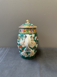 Une cruche en porcelaine de Chine famille rose sur fond vert  &agrave; d&eacute;cor de dragons et un plat &agrave; decor 'sept sages' et &agrave; bord de dragons, 19&egrave;me