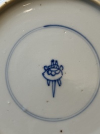 Een paar Chinese blauw-witte borden met boeddhistische leeuwen, ding merk, Kangxi