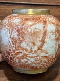 Rare th&eacute;i&egrave;re couverte en porcelaine de Chine en rouge de fer et dor&eacute; &agrave; d&eacute;cor de sc&egrave;ne europ&eacute;enne, Qianlong