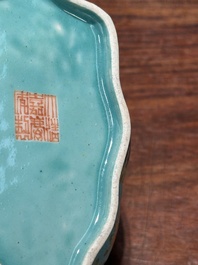 Een paar Chinese famille rose bladvormige kommen met vlinders op turquoise fondkleur, Jiaqing merk en periode