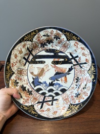 Plat en porcelaine Imari du Japon &agrave; d&eacute;cor de carpes, Edo, 17&egrave;me