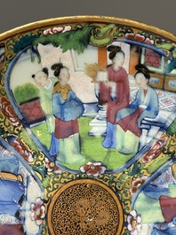Une paire d'assiettes en porcelaine de Chine en bleu et blanc surd&eacute;cor&eacute; en Canton, une assiette aux gar&ccedil;ons jouant et une assiette ajour&eacute;e, 19&egrave;me