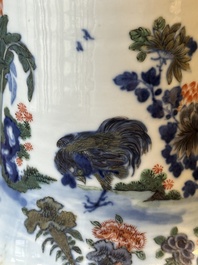 Vase de forme 'gu' en porcelaine de Chine doucai &agrave; d&eacute;cor de coq, marque de Qianlong, 19&egrave;me