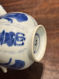 Een Chinese blauw-witte dekselkan met 'Lange Lijzen', jade merk, Kangxi