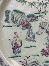 Une cruche en porcelaine de Chine famille rose sur fond vert  &agrave; d&eacute;cor de dragons et un plat &agrave; decor 'sept sages' et &agrave; bord de dragons, 19&egrave;me