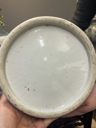 Paire de vases en porcelaine de Chine famille rose &agrave; d&eacute;cor narratif, 19&egrave;me