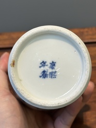Garniture de cinq vases en porcelaine de Chine en bleu et blanc &agrave; d&eacute;cor de paysage, 19&egrave;me
