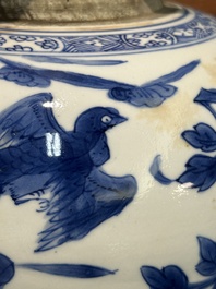 Pot couvert en porcelaine de Chine en bleu et blanc &agrave; d&eacute;cor floral, Kangxi