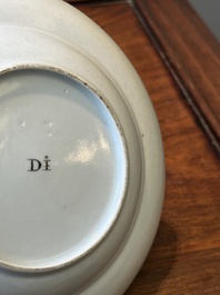 Une terrine couverte &agrave; deux compartiments et une assiette monogramm&eacute;e en porcelaine de Chine famille rose de Canton, 19&egrave;me
