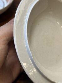 Een Chinese Canton famille rose dekselkom en bijbehorend bord, 19e eeuw