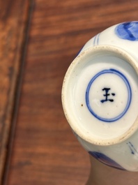 Een Chinese blauw-witte dekselkan met 'Lange Lijzen', jade merk, Kangxi