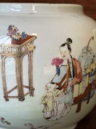Een Chinese vergulde famille rose theepot, Yongzheng