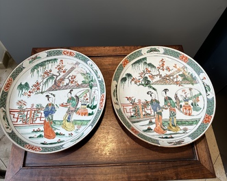 Paire de plats en porcelaine de Chine famille verte &agrave; d&eacute;cor 'Xi Xiang Ji', Kangxi