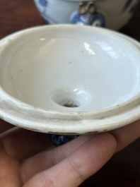 Paire de sauci&egrave;res et terrines couvertes en porcelaine de Chine en bleu et blanc, Qianlong