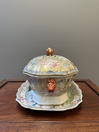 Soupi&egrave;re couverte sur son support en porcelaine de Chine famille rose de Canton &agrave; d&eacute;cor mandarin, Qianlong