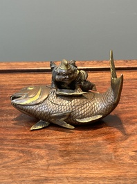 Bo&icirc;te couverte en bronze partiellement dor&eacute;e figurant Ebisu sur une dorade, Japon, sign&eacute;e Miyao Zo, Meiji, vers 1880