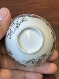 Een Chinese famille rose en grisaille kop en schotel met Xiwangmu die een perzik aangeboden krijgt, Yongzheng