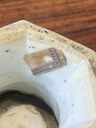 Een paar Chinese blauw-witte vazen en vier zoutvaten in blauw-wit, famille rose en Imari-stijl, Kangxi/Qianlong