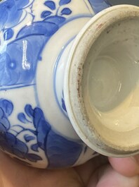 Een paar Chinese blauw-witte rozenwater sprenkelaars voor de islamitische markt, Kangxi
