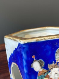 Paire de rares porte-chapeaux en porcelaine de Chine famille rose sur fond bleu &agrave; d&eacute;cor de 'huit immortels', marque et &eacute;poque de Tongzhi