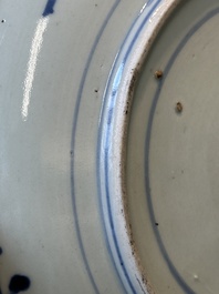 Plat en porcelaine Imari du Japon &agrave; d&eacute;cor de carpes, Edo, 17&egrave;me