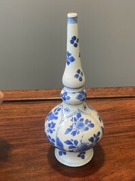Een paar Chinese blauw-witte rozenwater sprenkelaars voor de islamitische markt, Kangxi