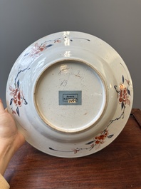 Een paar Chinese verte-Imari 'De vrouwelijke generaals van de familie Yang 楊門女將' schotels, Kangxi