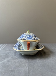 Une soupi&egrave;re couverte sur son support en porcelaine de Chine famille rose &agrave; d&eacute;cor mandarin et une th&eacute;i&egrave;re couverte, Qianlong