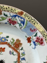 Paire de plats en porcelaine de Chine famille rose &agrave; d&eacute;cor d'antiquit&eacute;s, Yongzheng