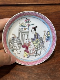Tasse et soucoupe en porcelaine de Chine famille rose &agrave; d&eacute;cor d'une dame avec un gar&ccedil;on, Yongzheng