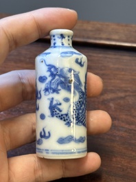 Zes Chinese blauw-witte snuifflessen, 19de eeuw