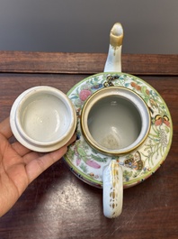 Twee fijne Chinese Canton famille rose theepotten, 19e eeuw