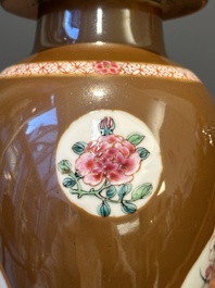 Garniture de cinq vases en porcelaine de Chine famille rose &agrave; d&eacute;cor floral sur fond brun capucin, Yongzheng/Qianlong