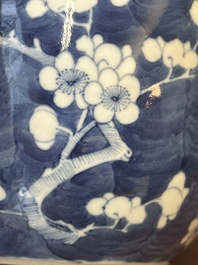 Een paar Chinese blauw-witte dekselvazen en drie potten, 19e eeuw
