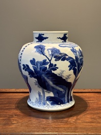 Vase en porcelaine de Chine en bleu et blanc &agrave; d&eacute;cor des 'Longues Dames', Kangxi