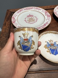 Een paar gemonogrammeerde Chinese roze-ge&euml;mailleerde borden en een paar koppen en schotels met wapendeor, Yongzheng/Qianlong